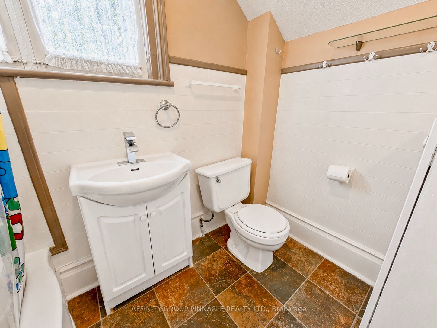 221 Kent Street W Property Photo 35