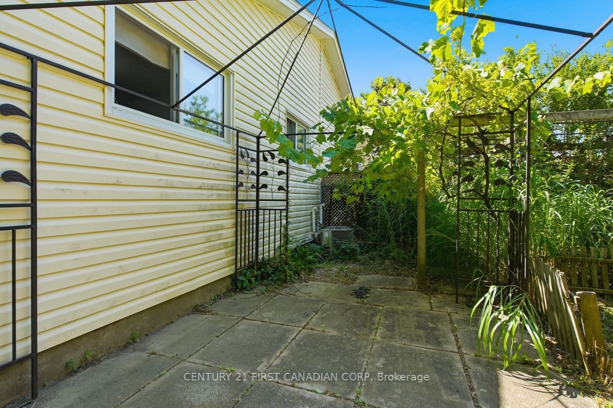 17 Edgemere Crescent Property Photo 11
