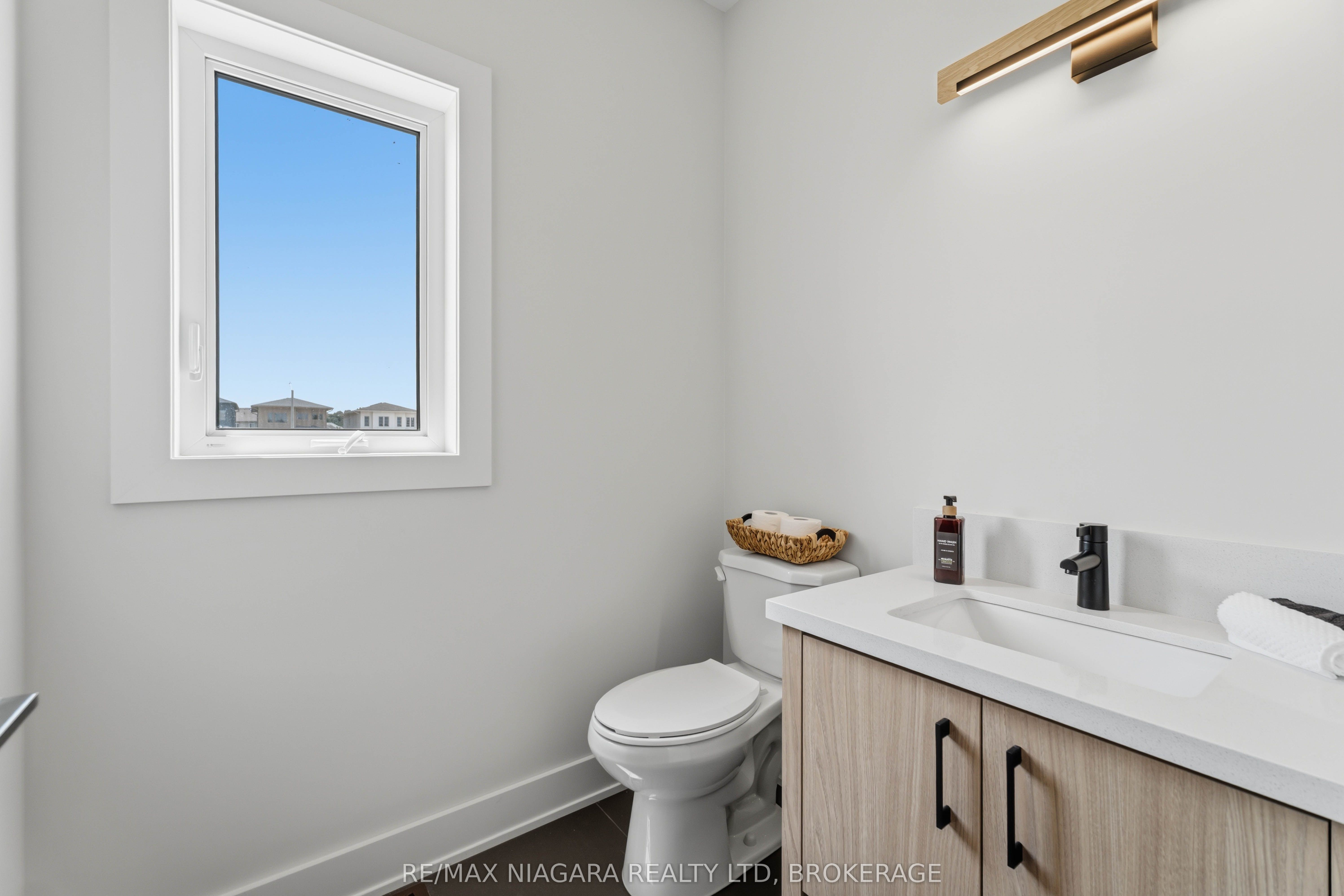 6124 Curlin Crescent Property Photo 16