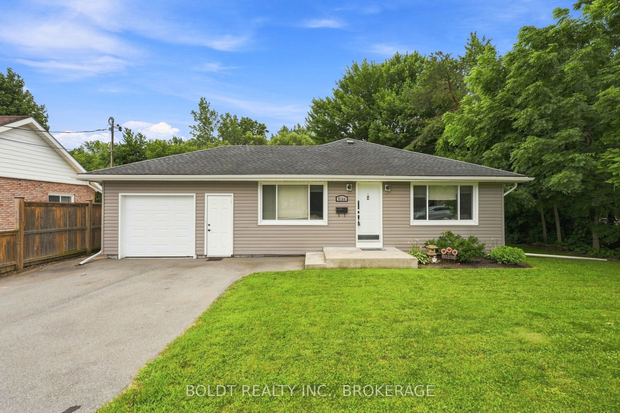 8166 Thorold Stone (main) Road Property Photo 1