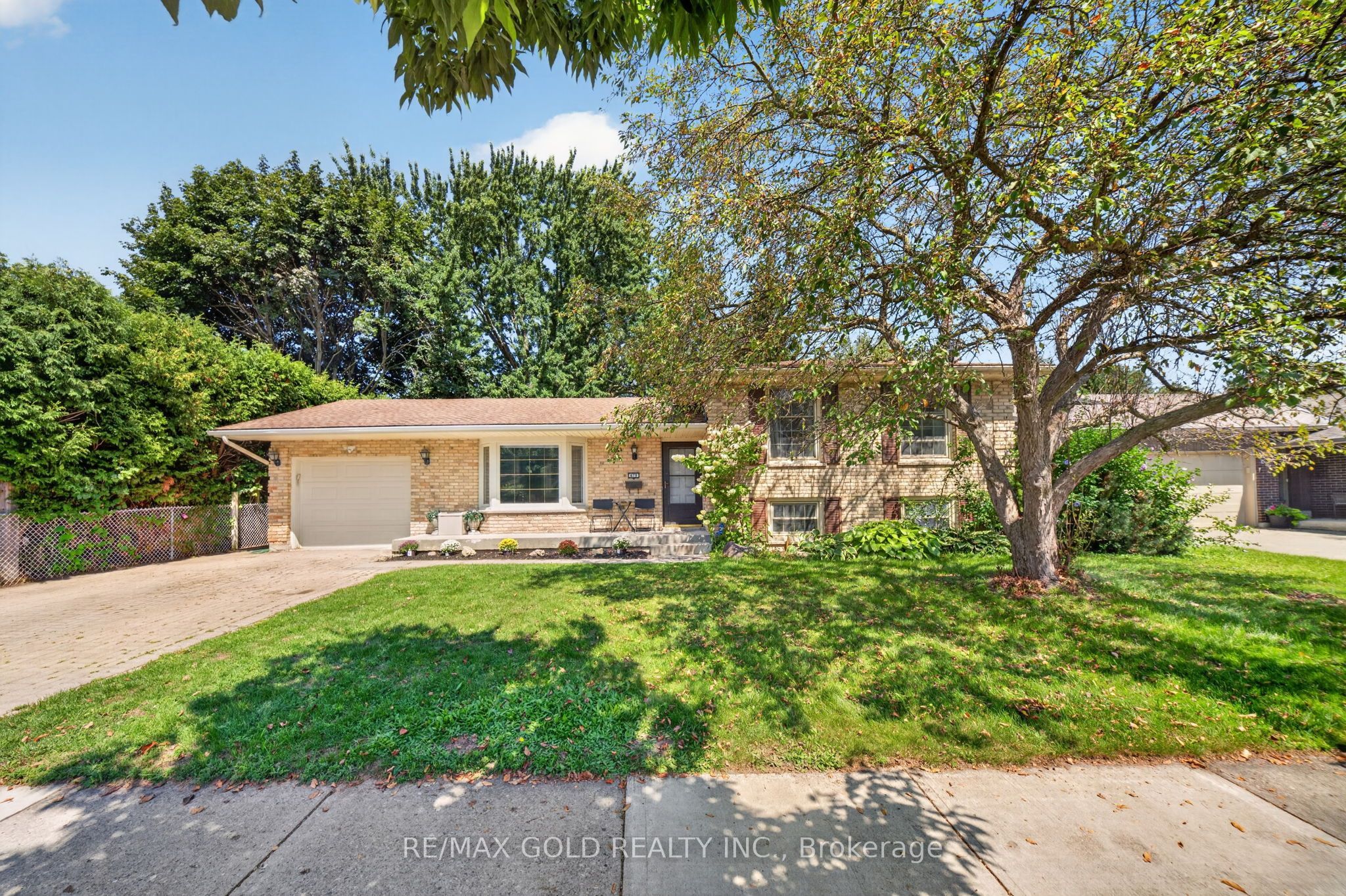 670 Grenfell Drive Property Photo 1