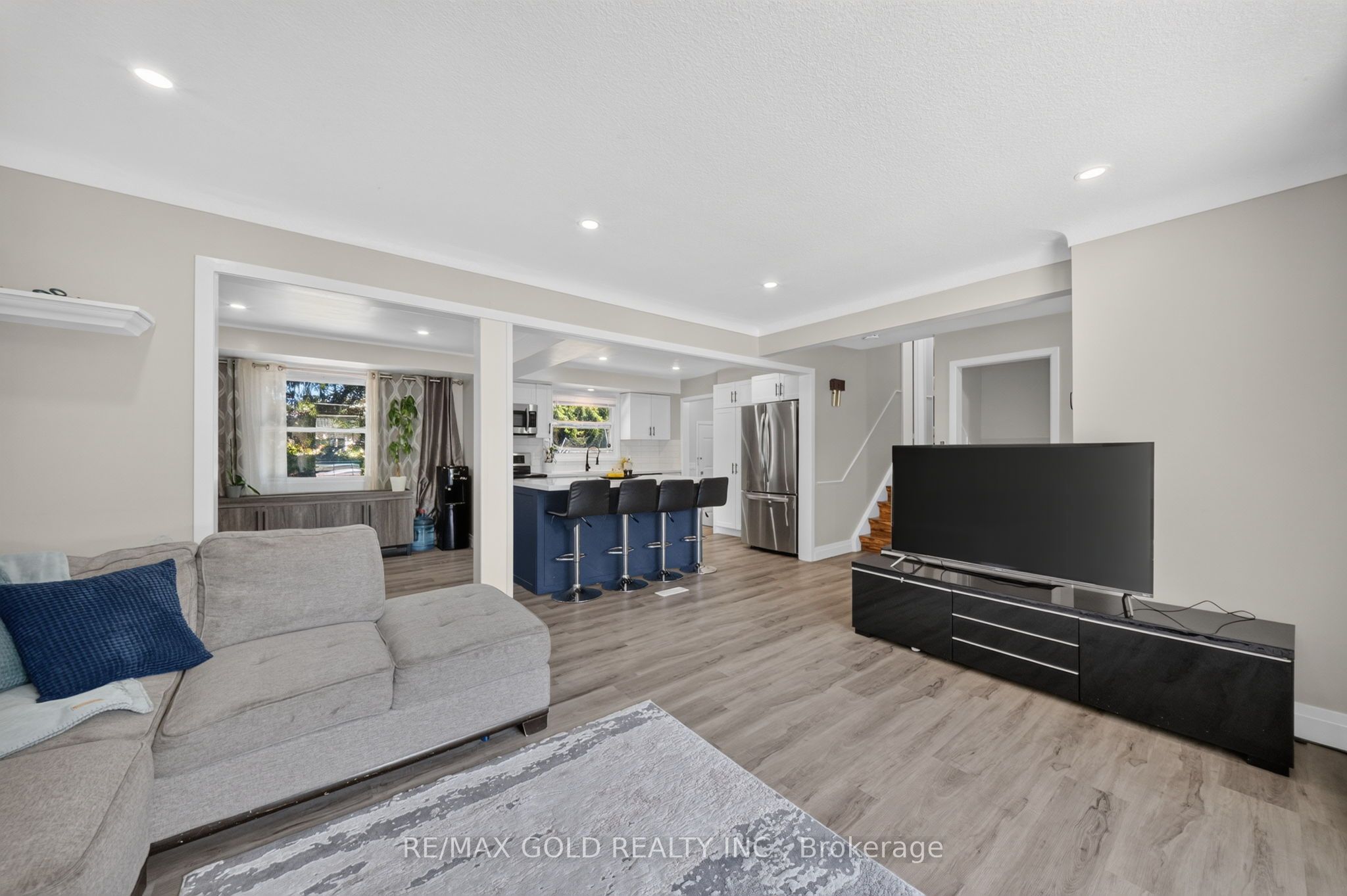 670 Grenfell Drive Property Photo 4