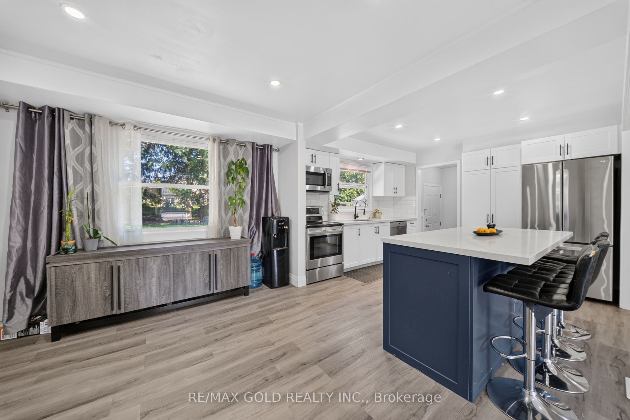 670 Grenfell Drive Property Photo 8