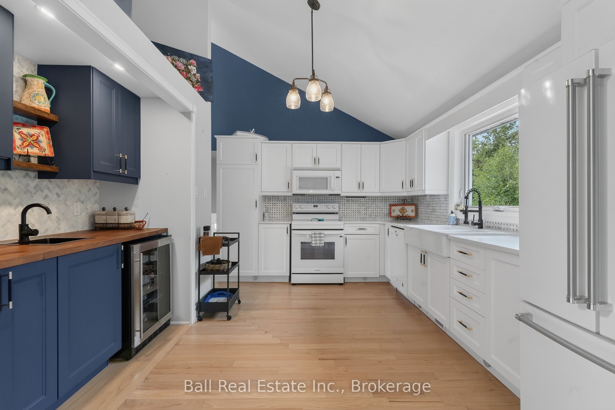 118 Echo Bay Road E Property Photo 10