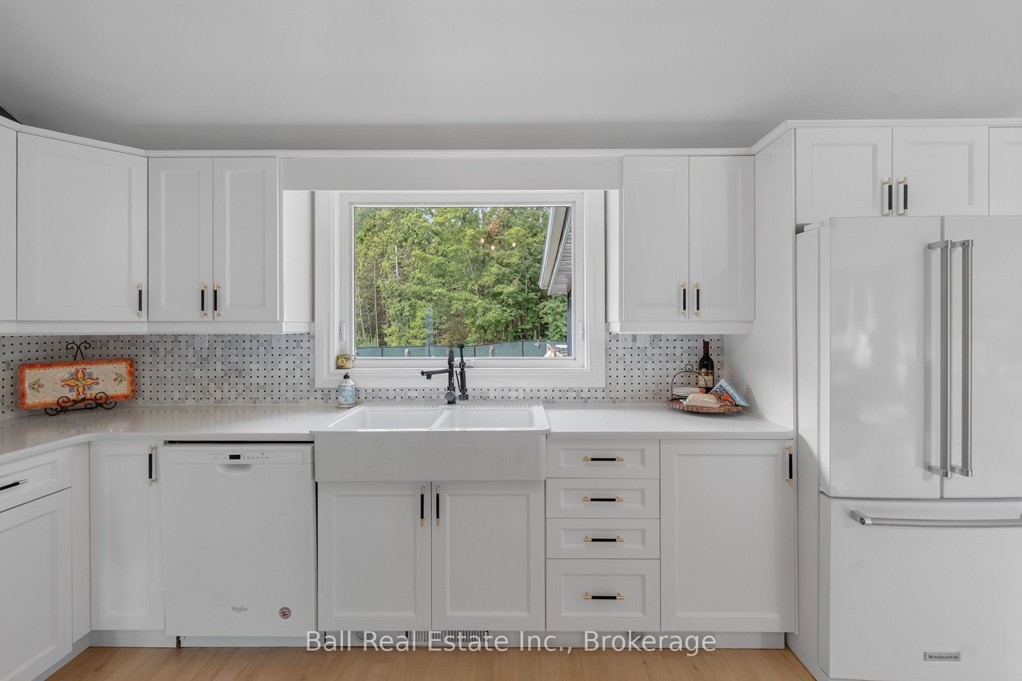 118 Echo Bay Road E Property Photo 11
