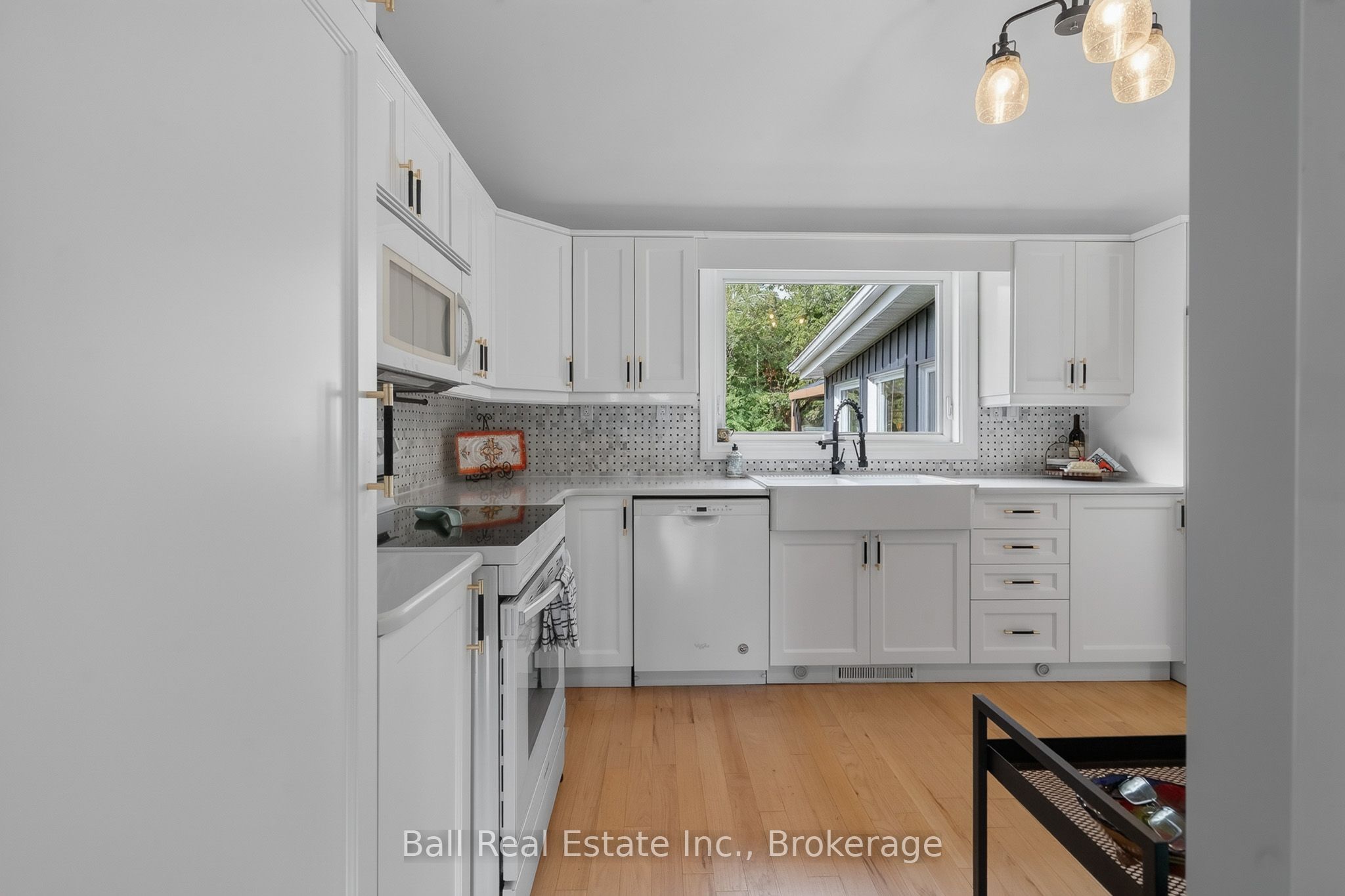 118 Echo Bay Road E Property Photo 12