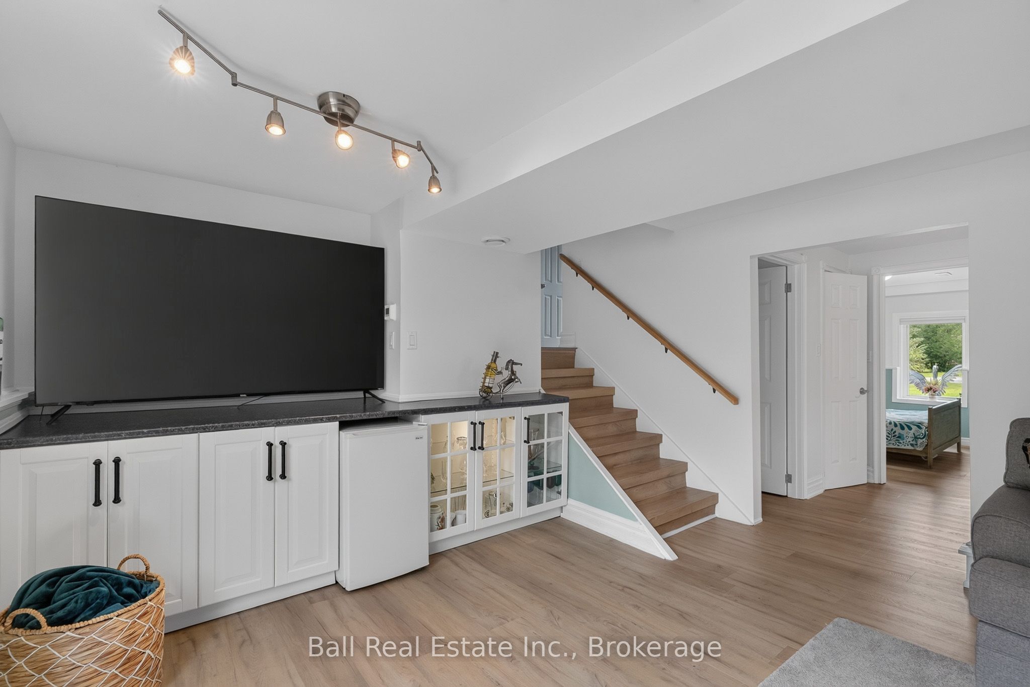 118 Echo Bay Road E Property Photo 21