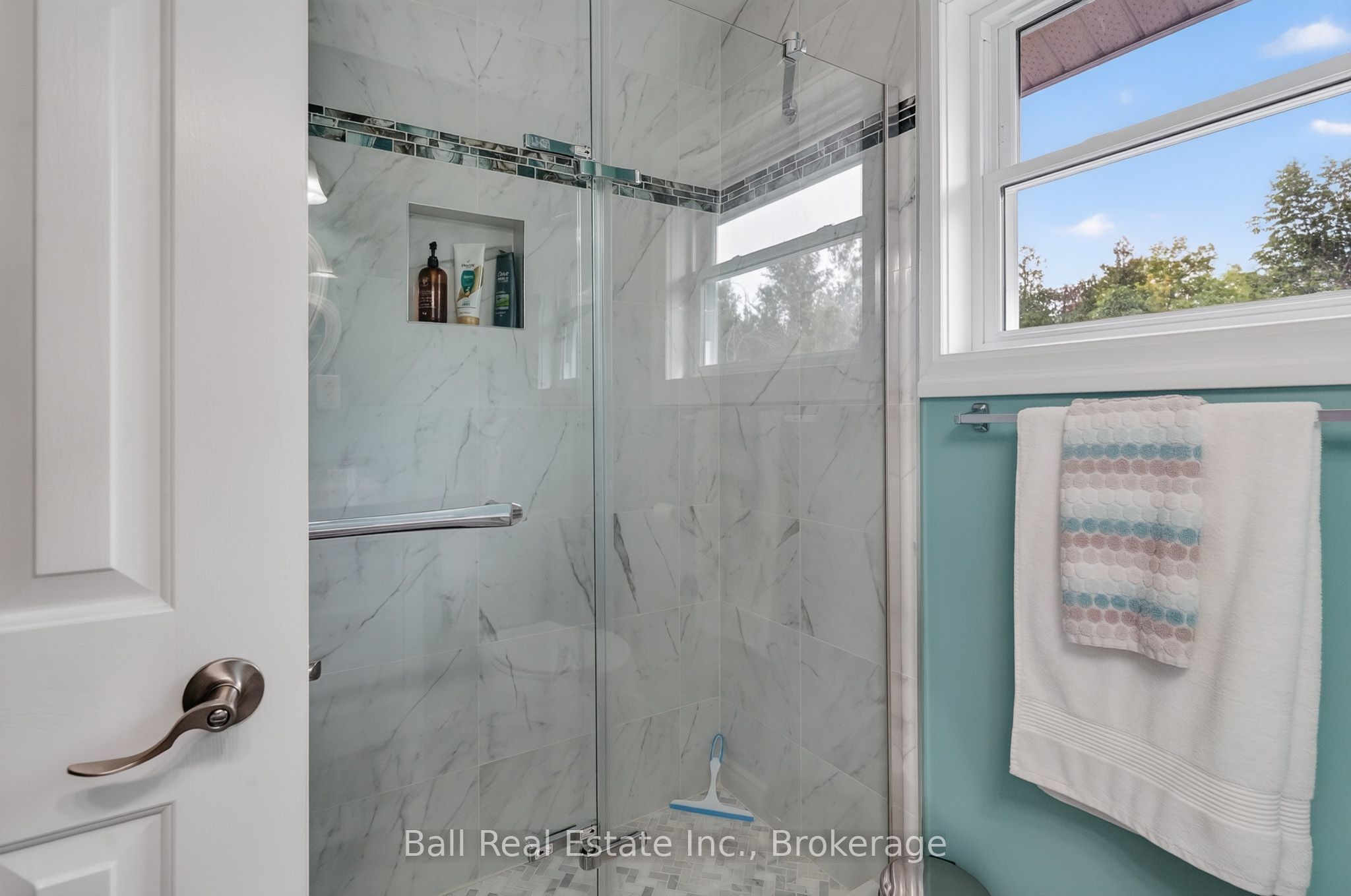 118 Echo Bay Road E Property Photo 29