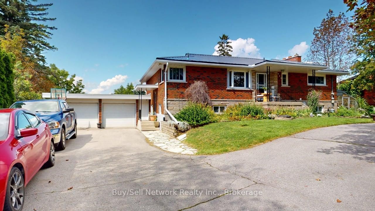 946 8th Line Property Photo 1