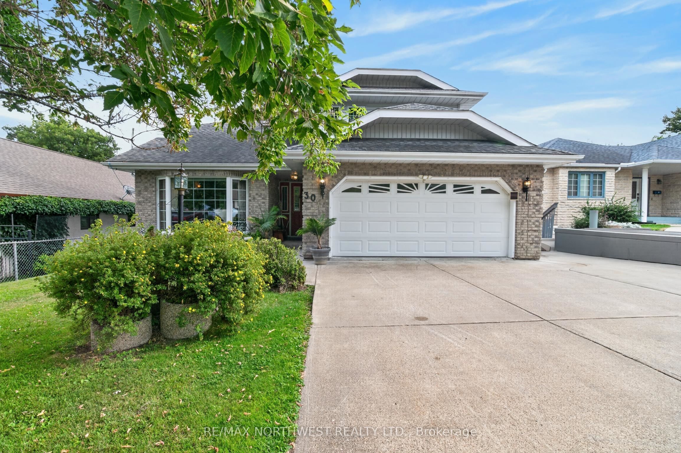 30 Sandstone Place