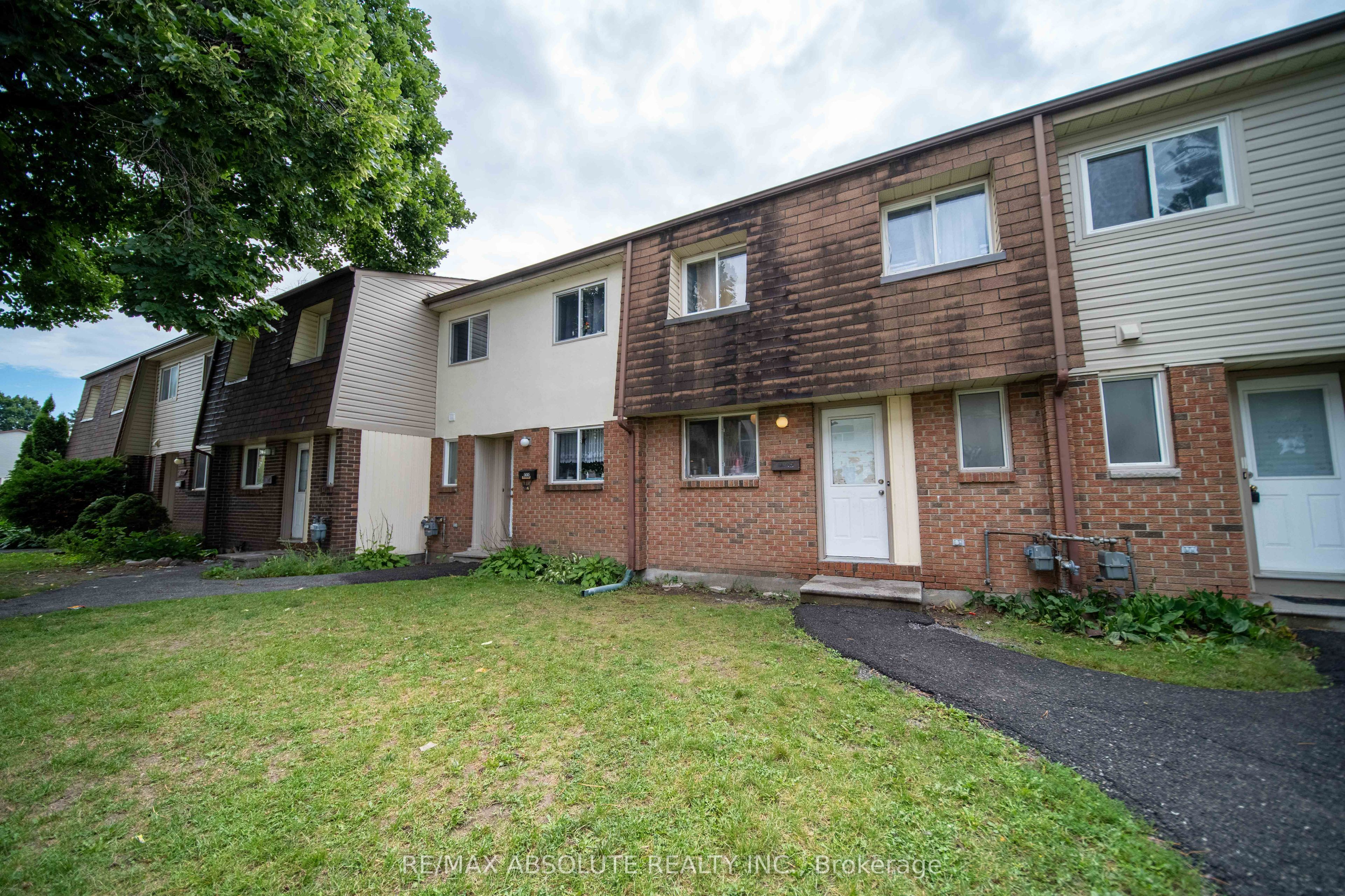 30 E Sonnet Crescent Property Photo 2