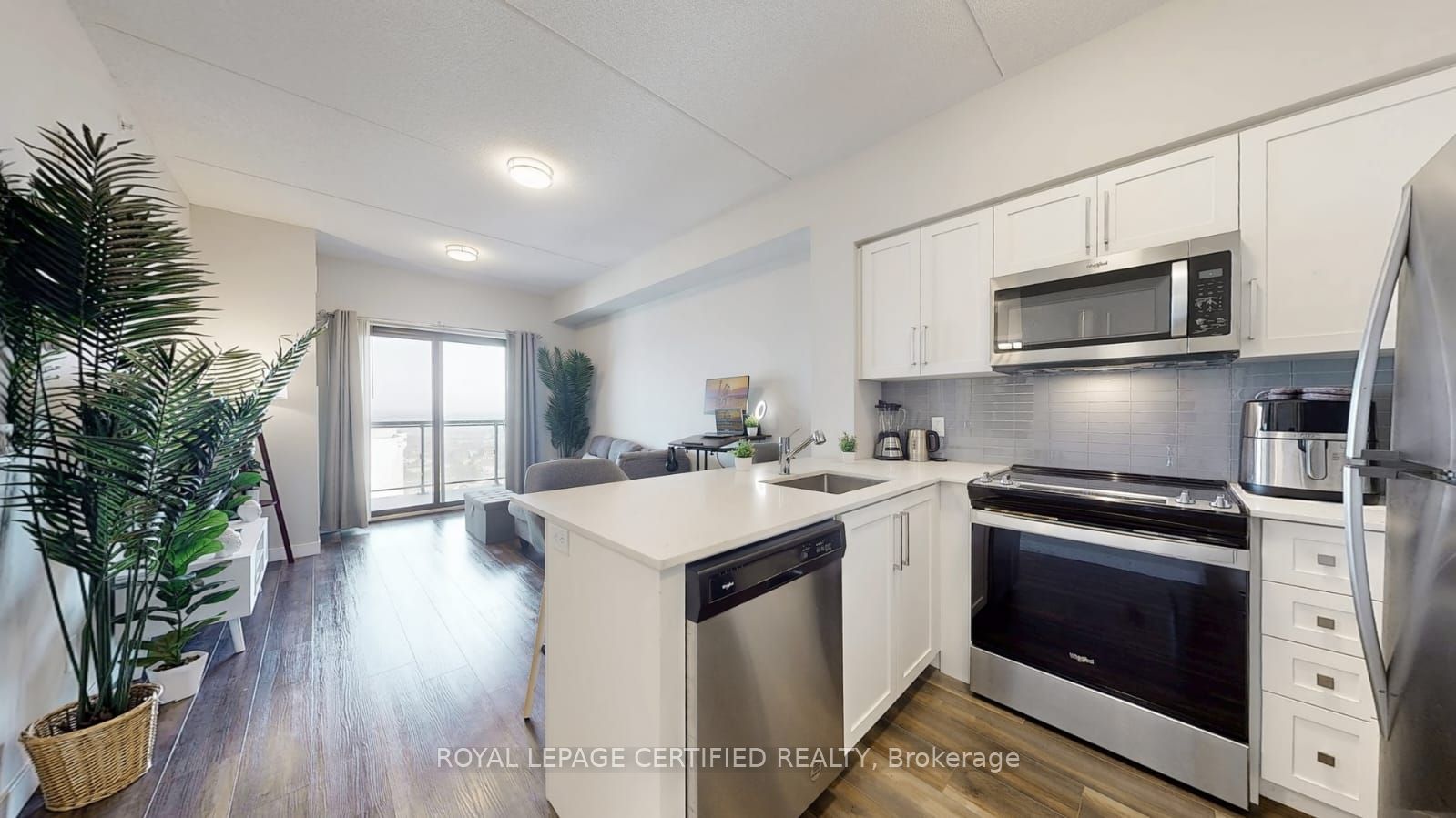 15 Queen Street S 1608 Property Photo 7