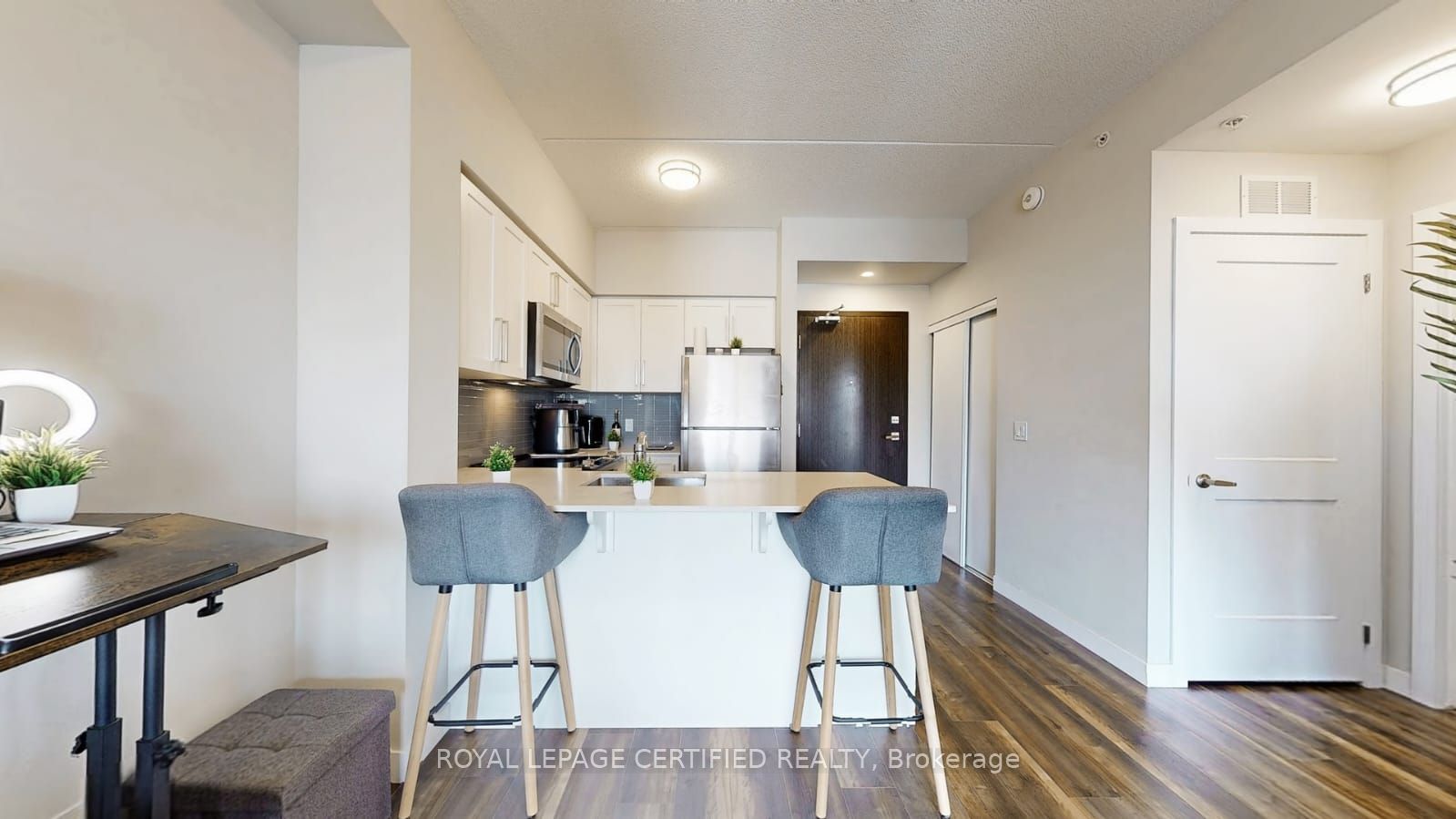 15 Queen Street S 1608 Property Photo 8