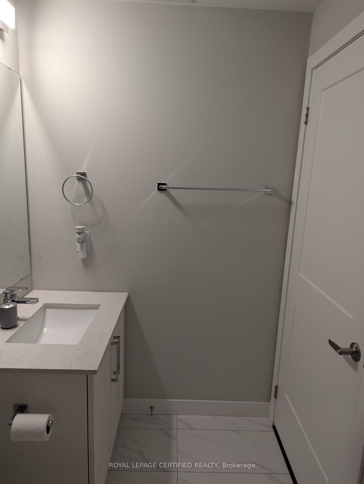 15 Queen Street S 1608 Property Photo 13