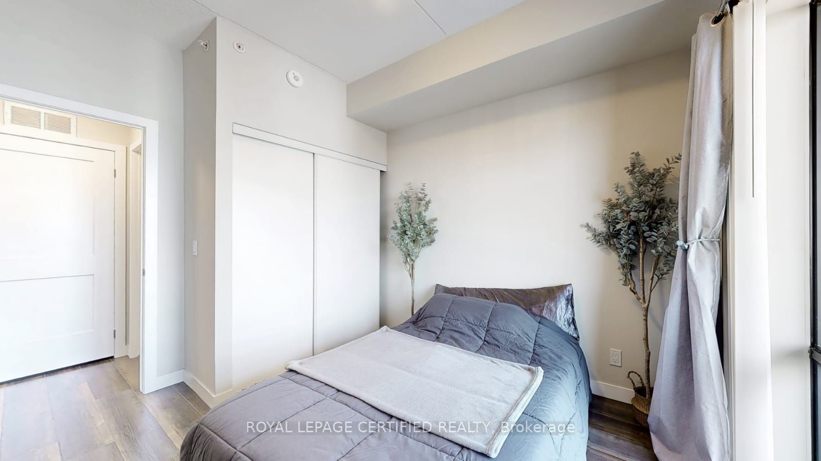 15 Queen Street S 1608 Property Photo 15