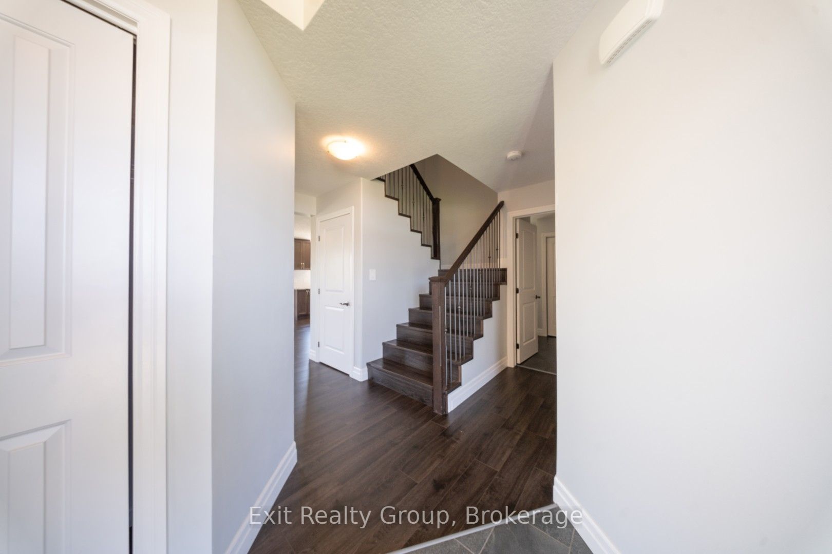 49 Lanark Drive Property Photo 2