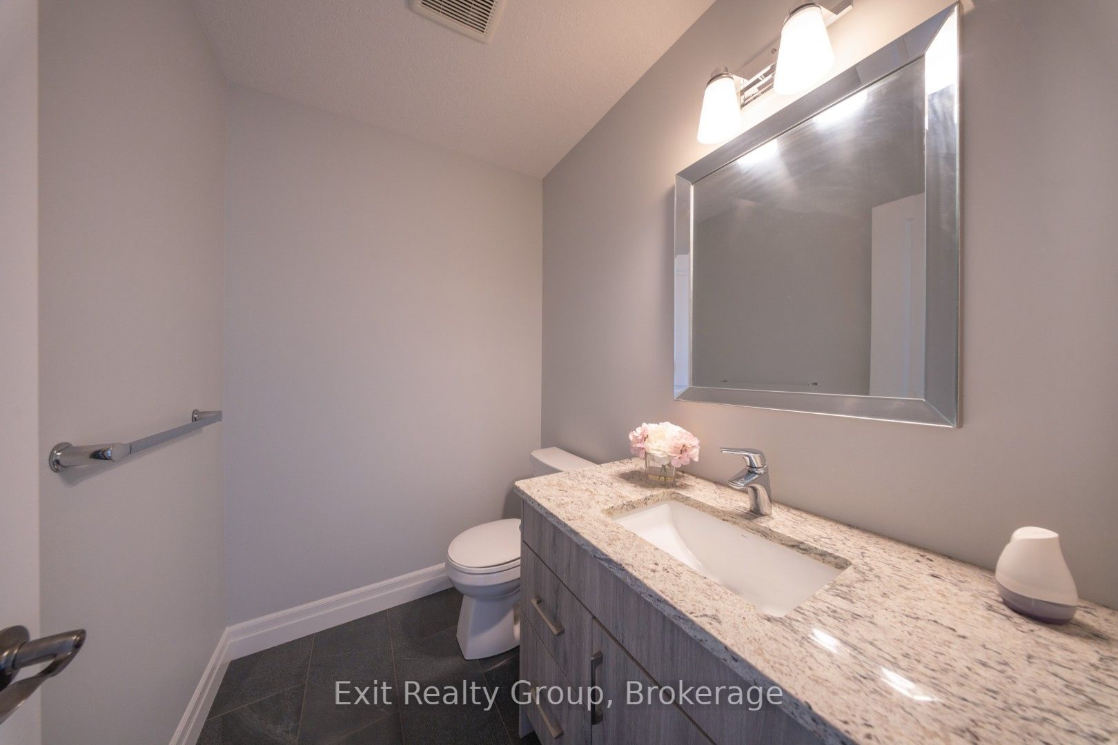 49 Lanark Drive Property Photo 6