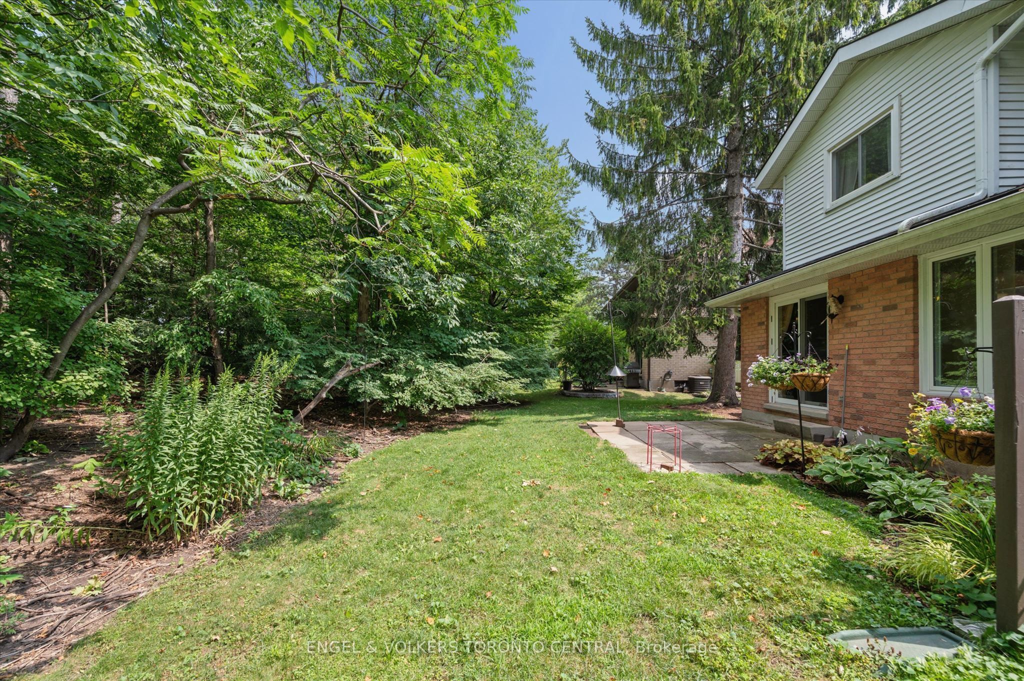 220 Kingswood Drive 7 Property Photo 1