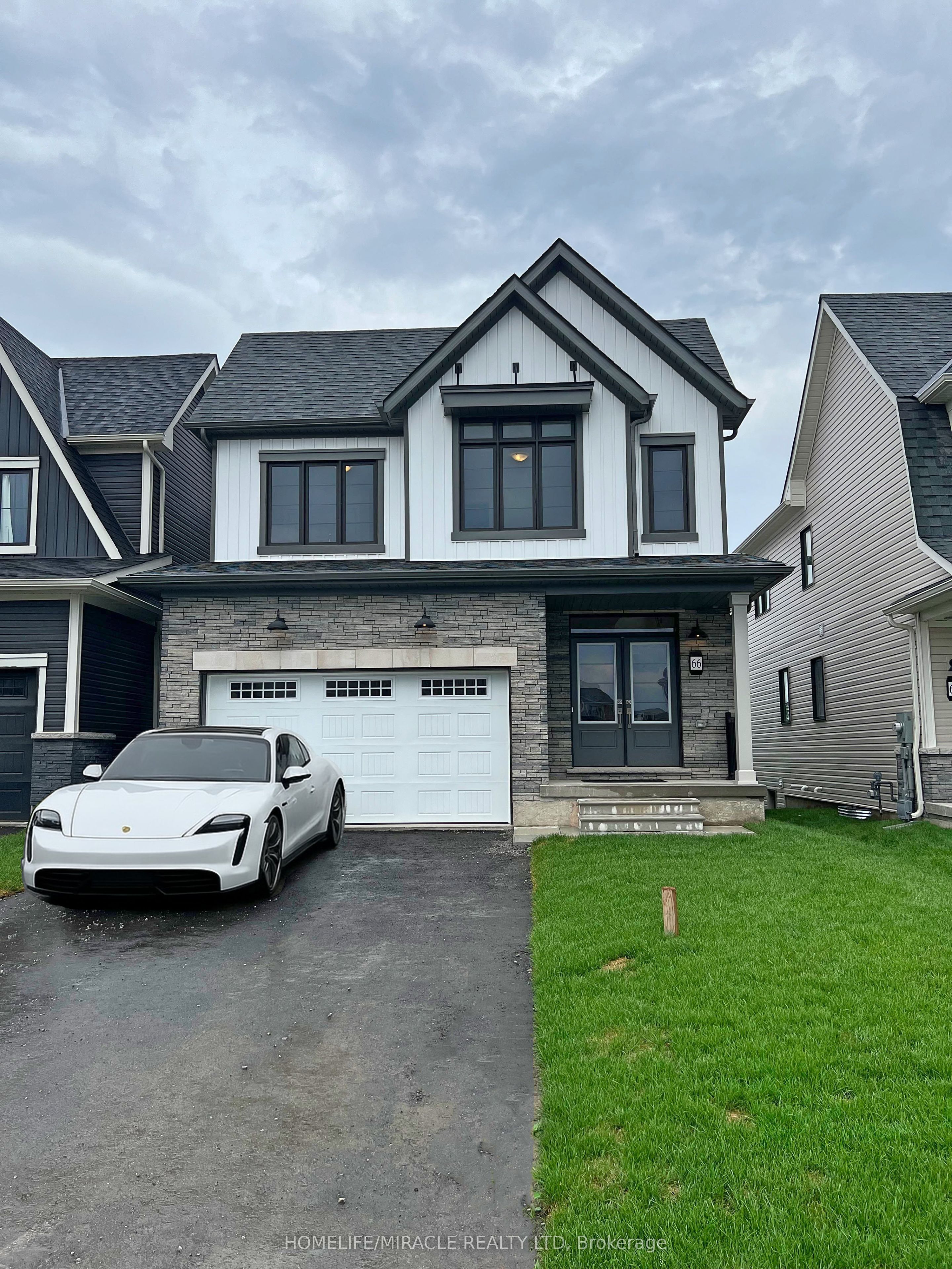 66 Aviron Crescent Property Photo 1