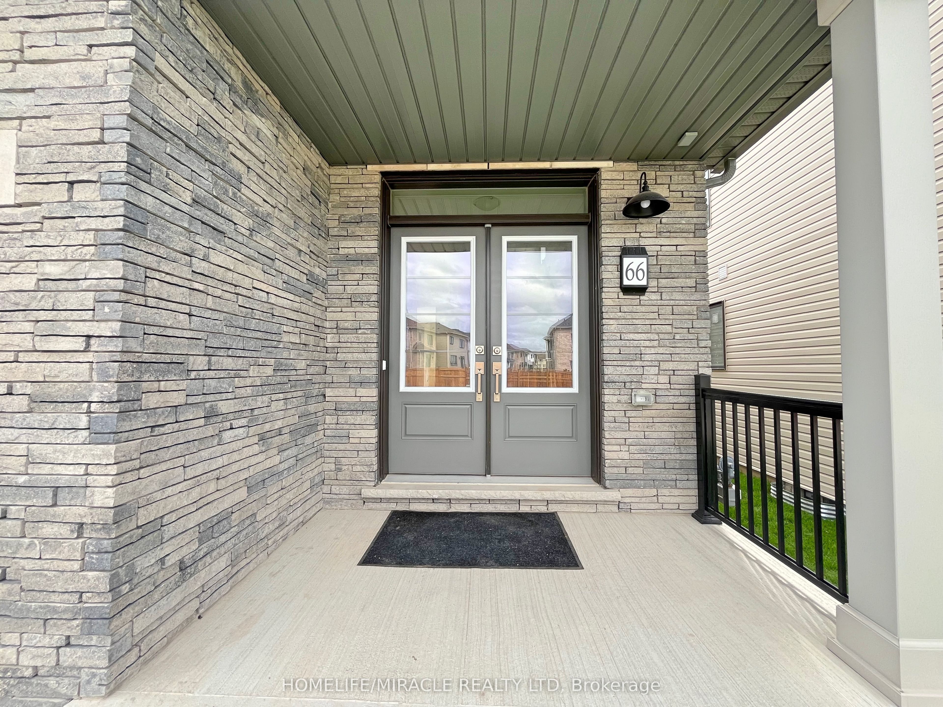 66 Aviron Crescent Property Photo 3