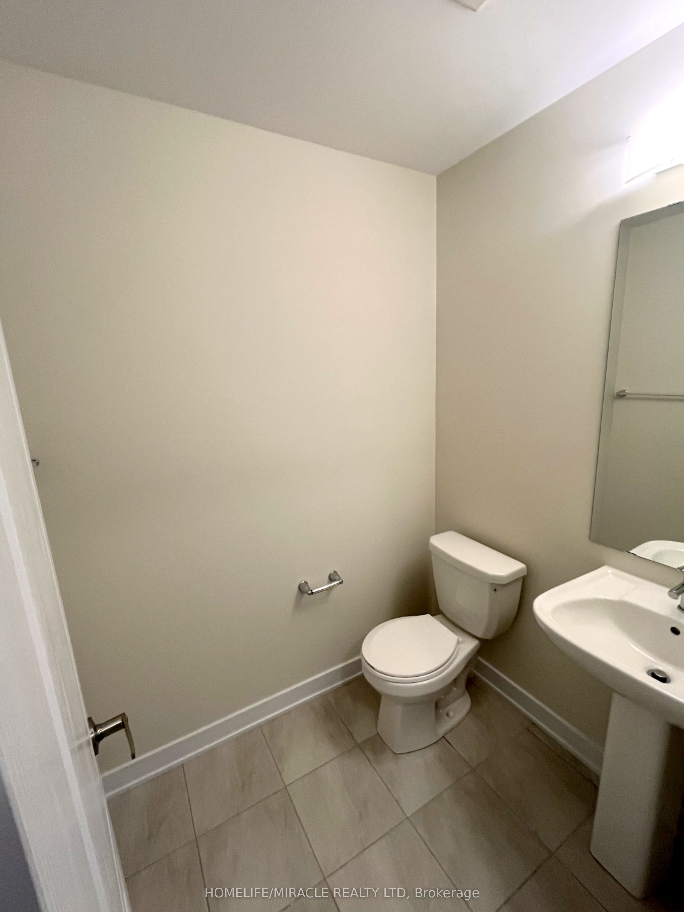 66 Aviron Crescent Property Photo 7