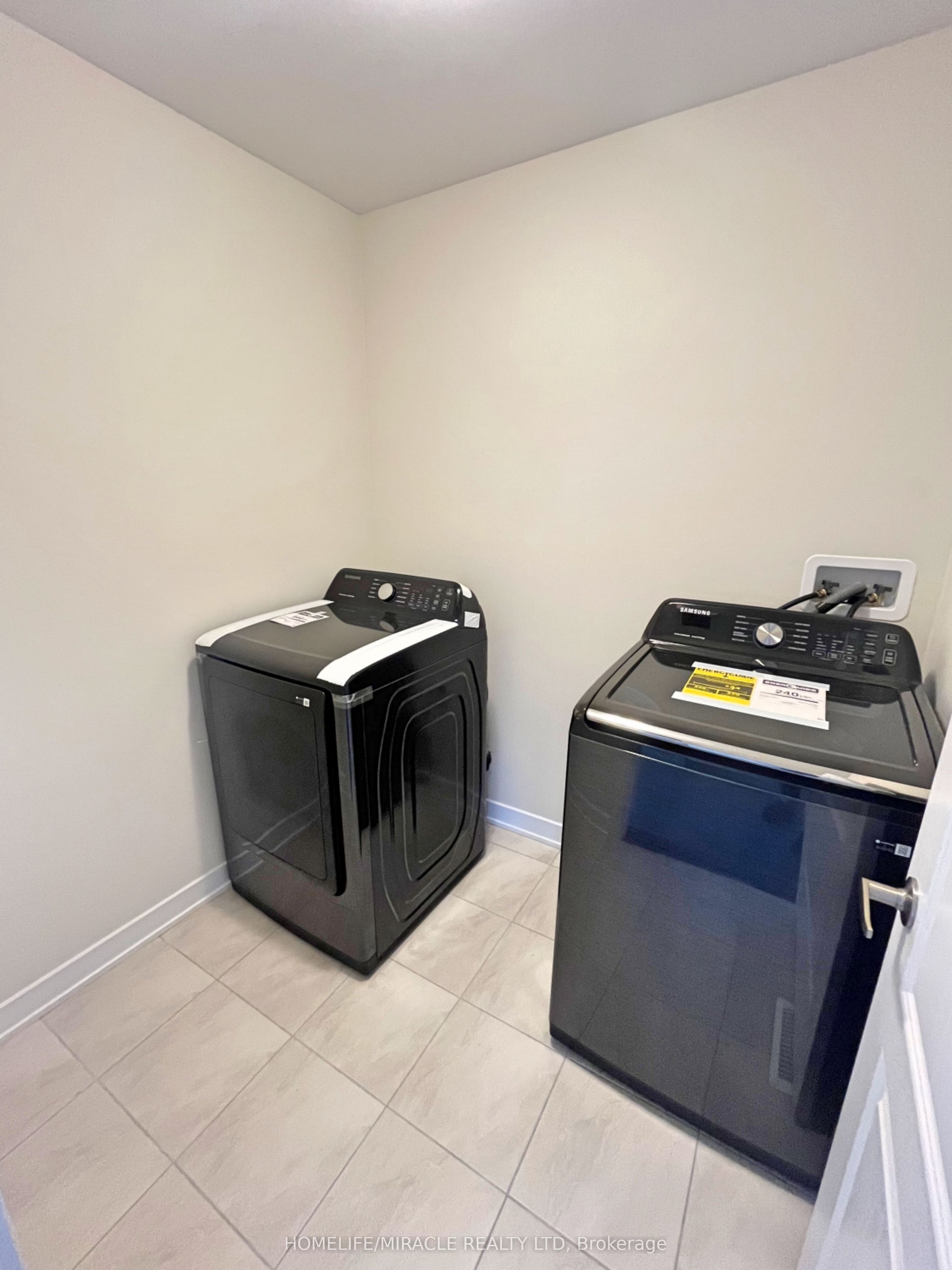 66 Aviron Crescent Property Photo 15