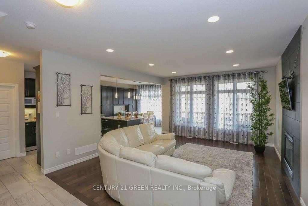 1221 Gough Road Upper Level Property Photo 4