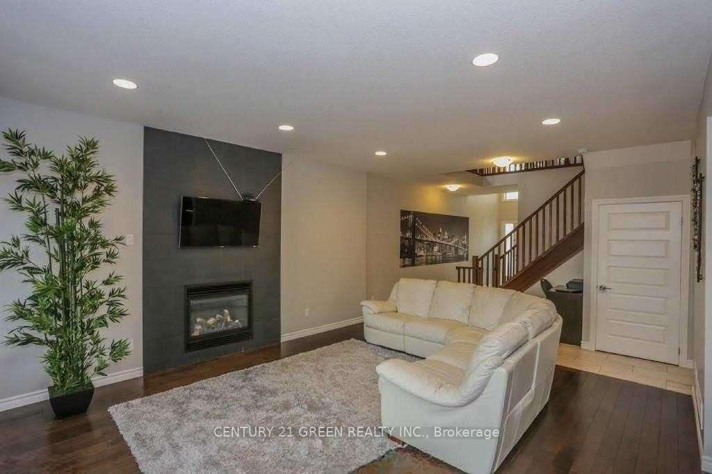 1221 Gough Road Upper Level Property Photo 5