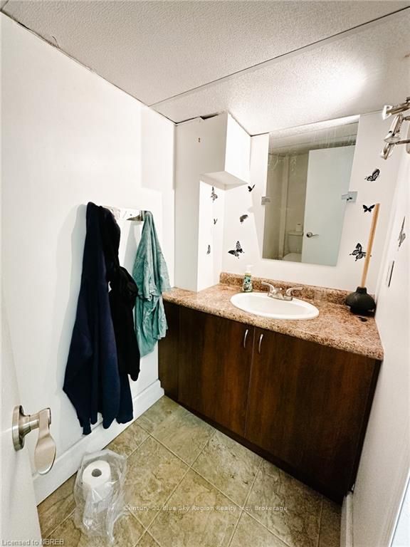 160-164 Main Street E Property Photo 6