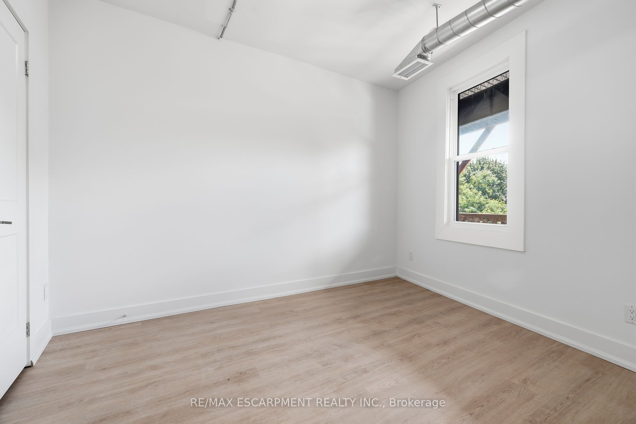 1006 King Street E 02 Property Photo 4