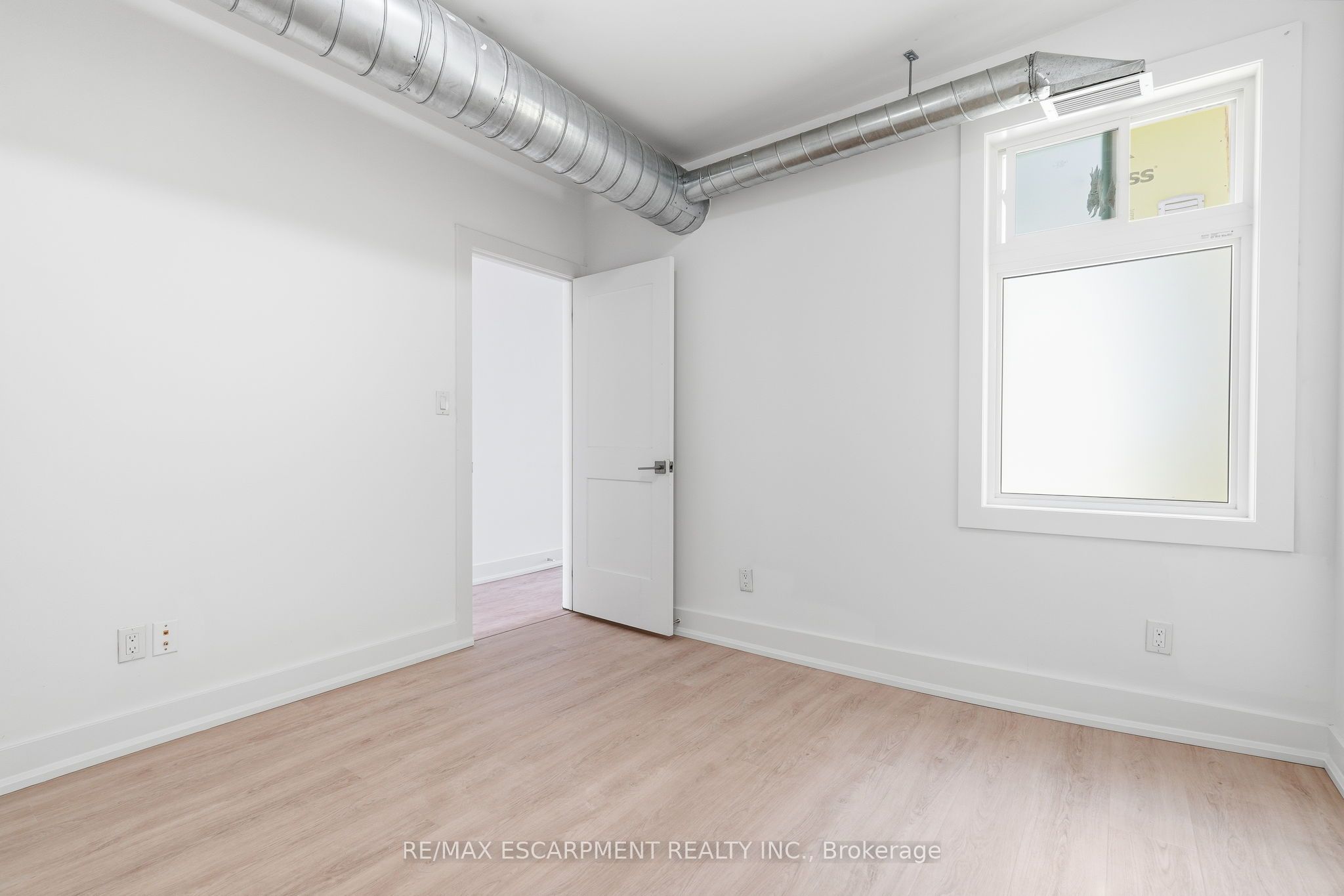 1006 King Street E 02 Property Photo 8