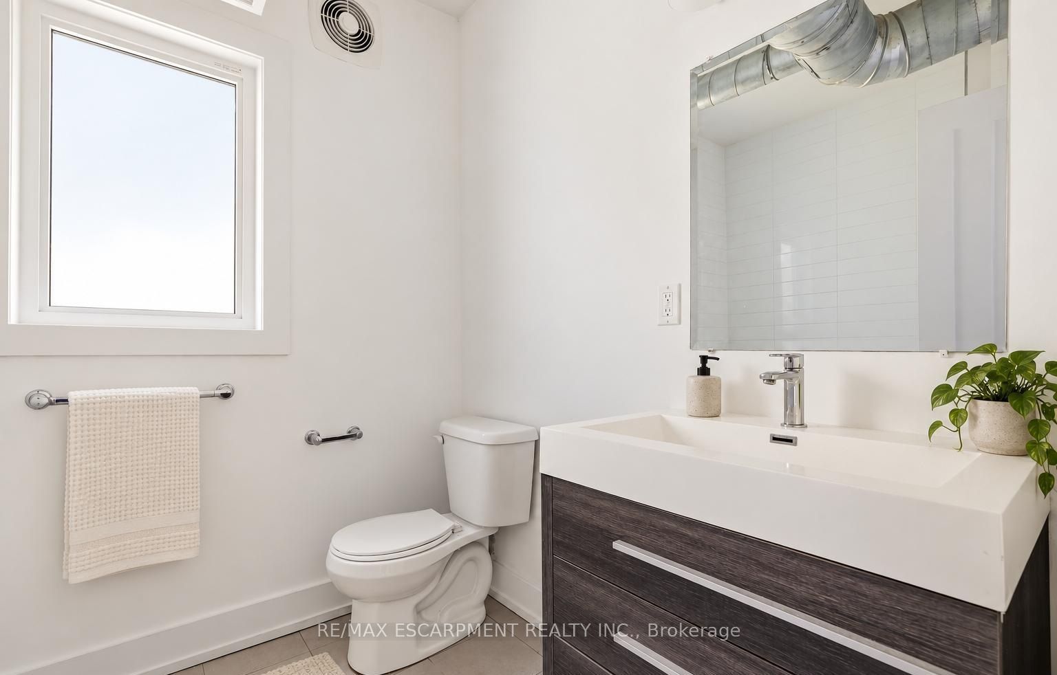 1006 King Street E 02 Property Photo 22