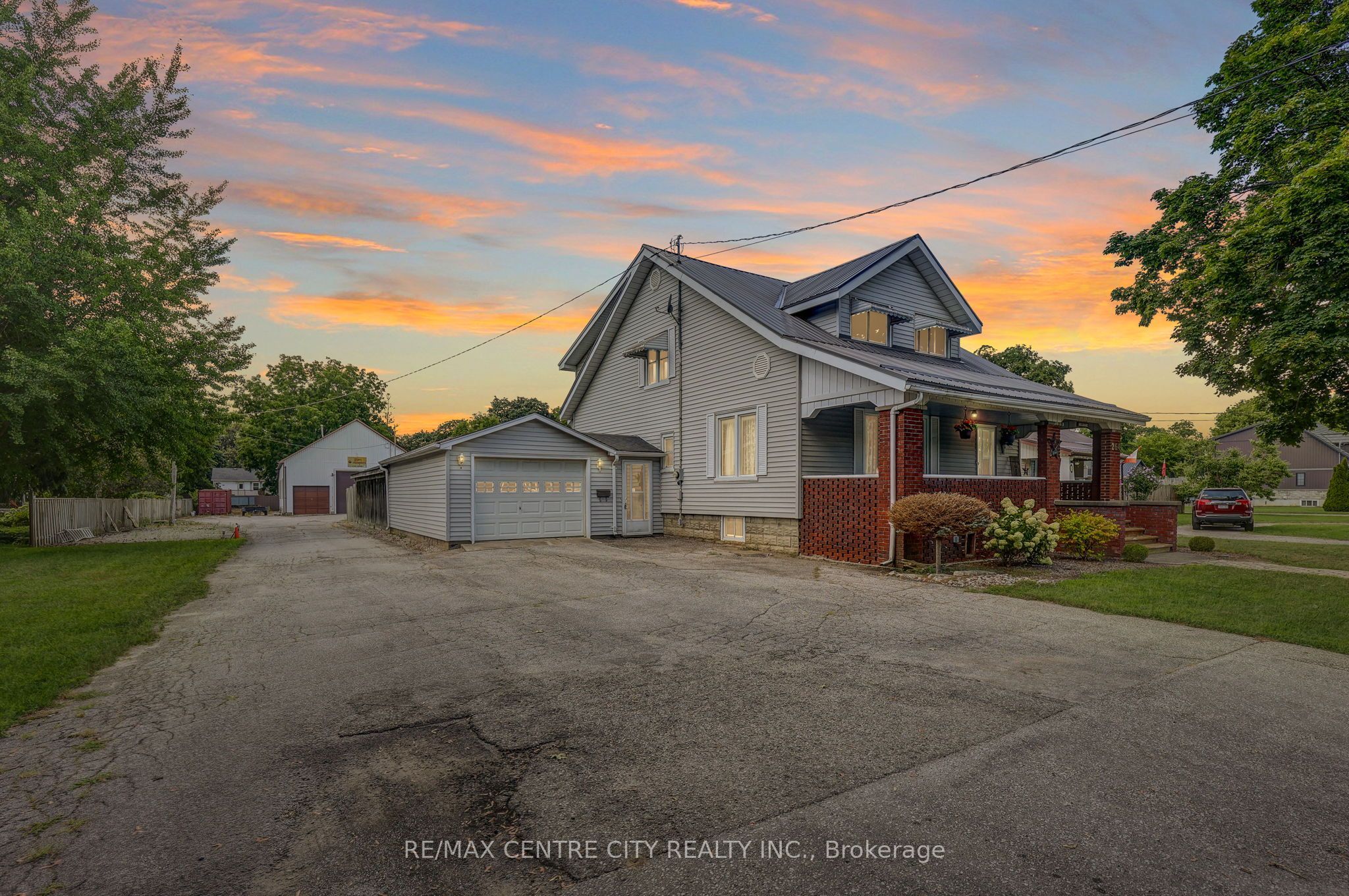 264 John Street S Property Photo 2