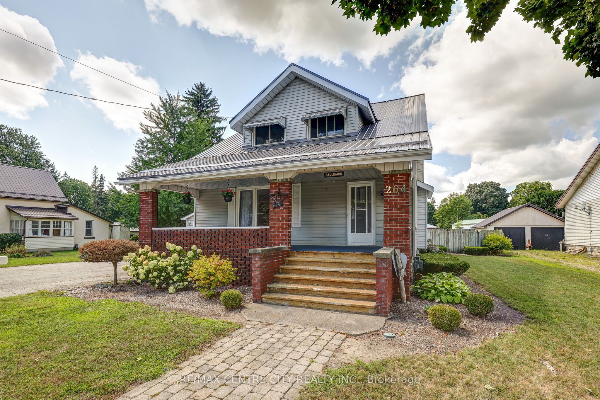 264 John Street S Property Photo 3