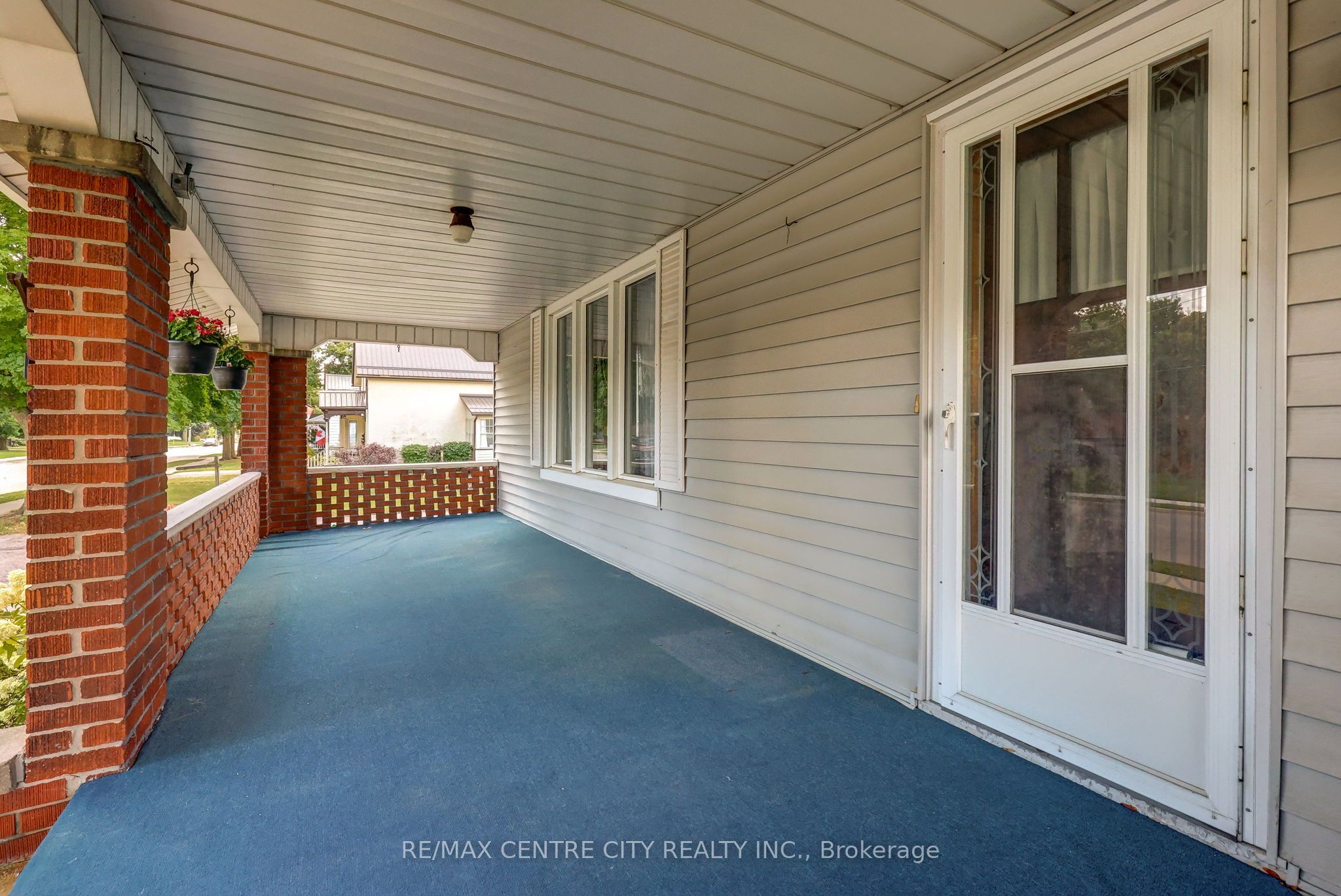 264 John Street S Property Photo 4