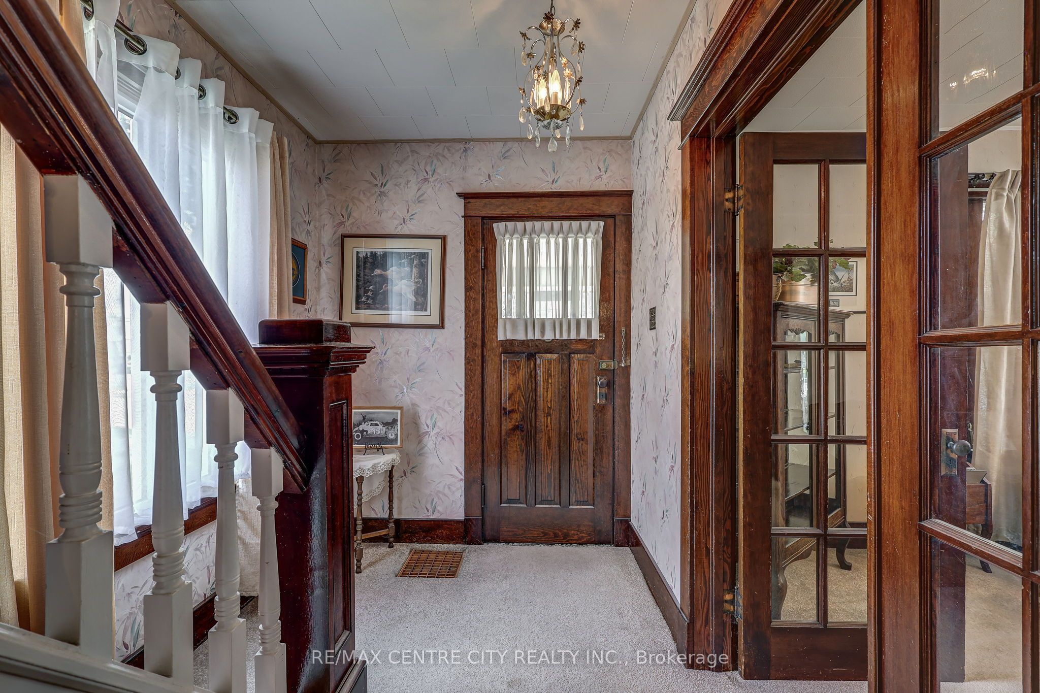 264 John Street S Property Photo 5