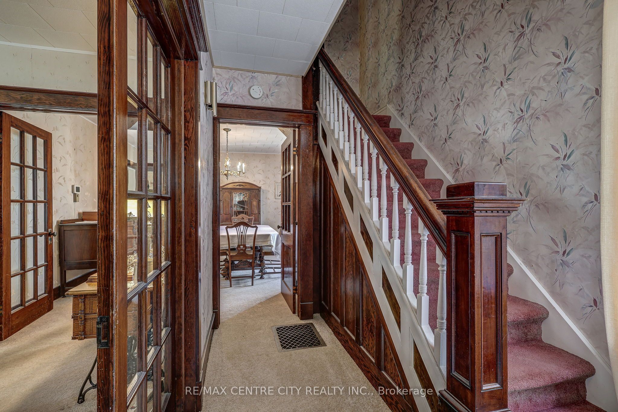264 John Street S Property Photo 6