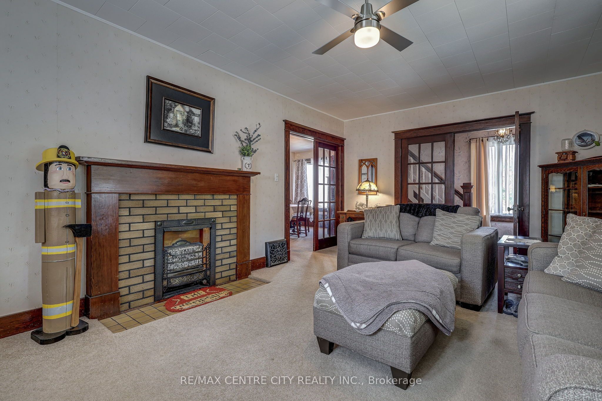 264 John Street S Property Photo 8