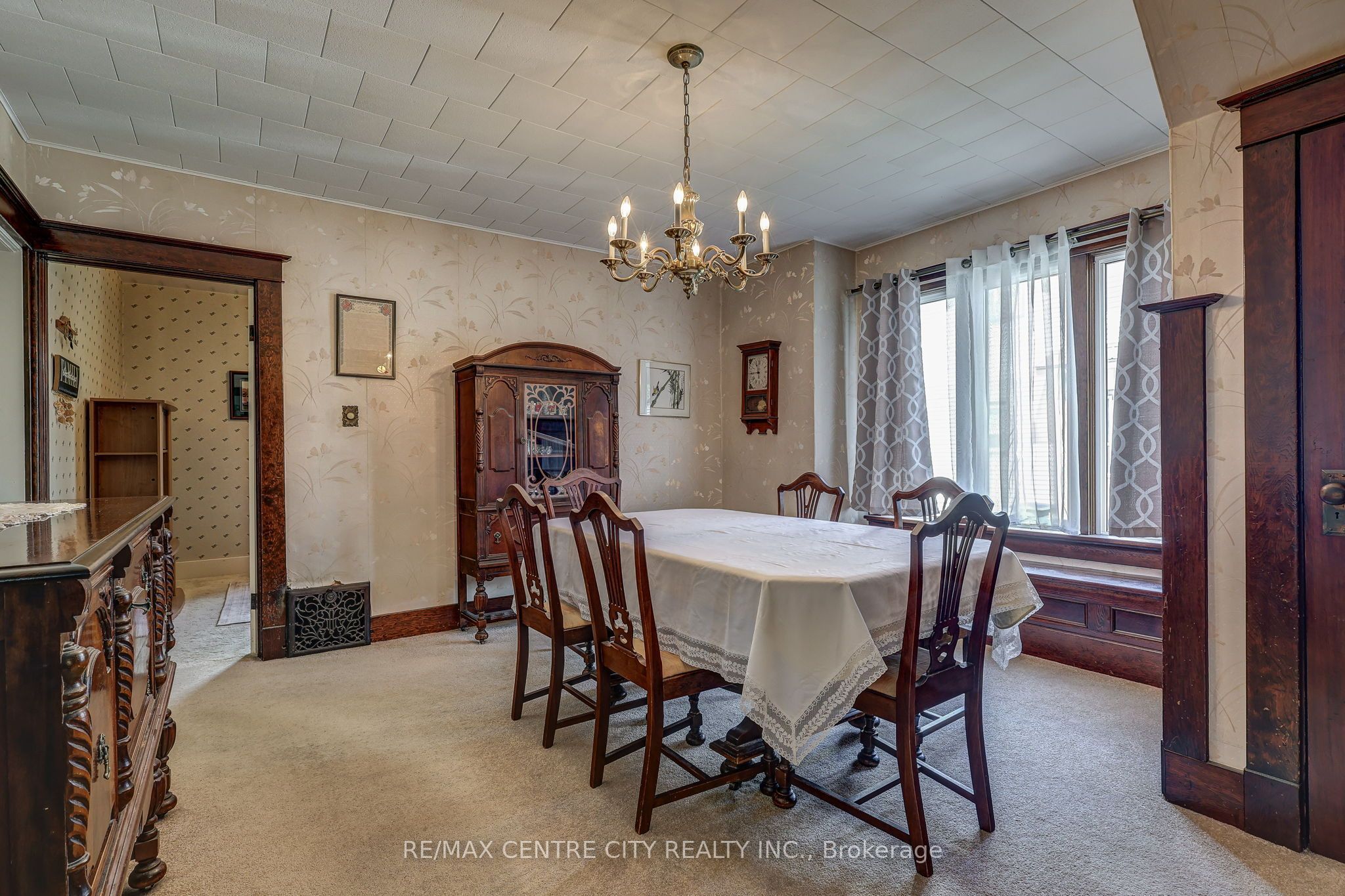 264 John Street S Property Photo 10