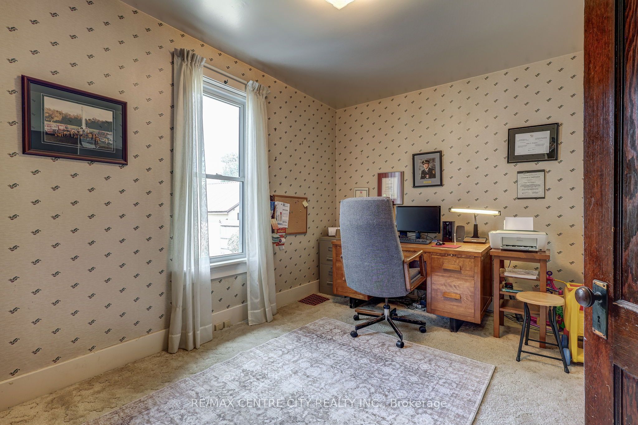 264 John Street S Property Photo 11