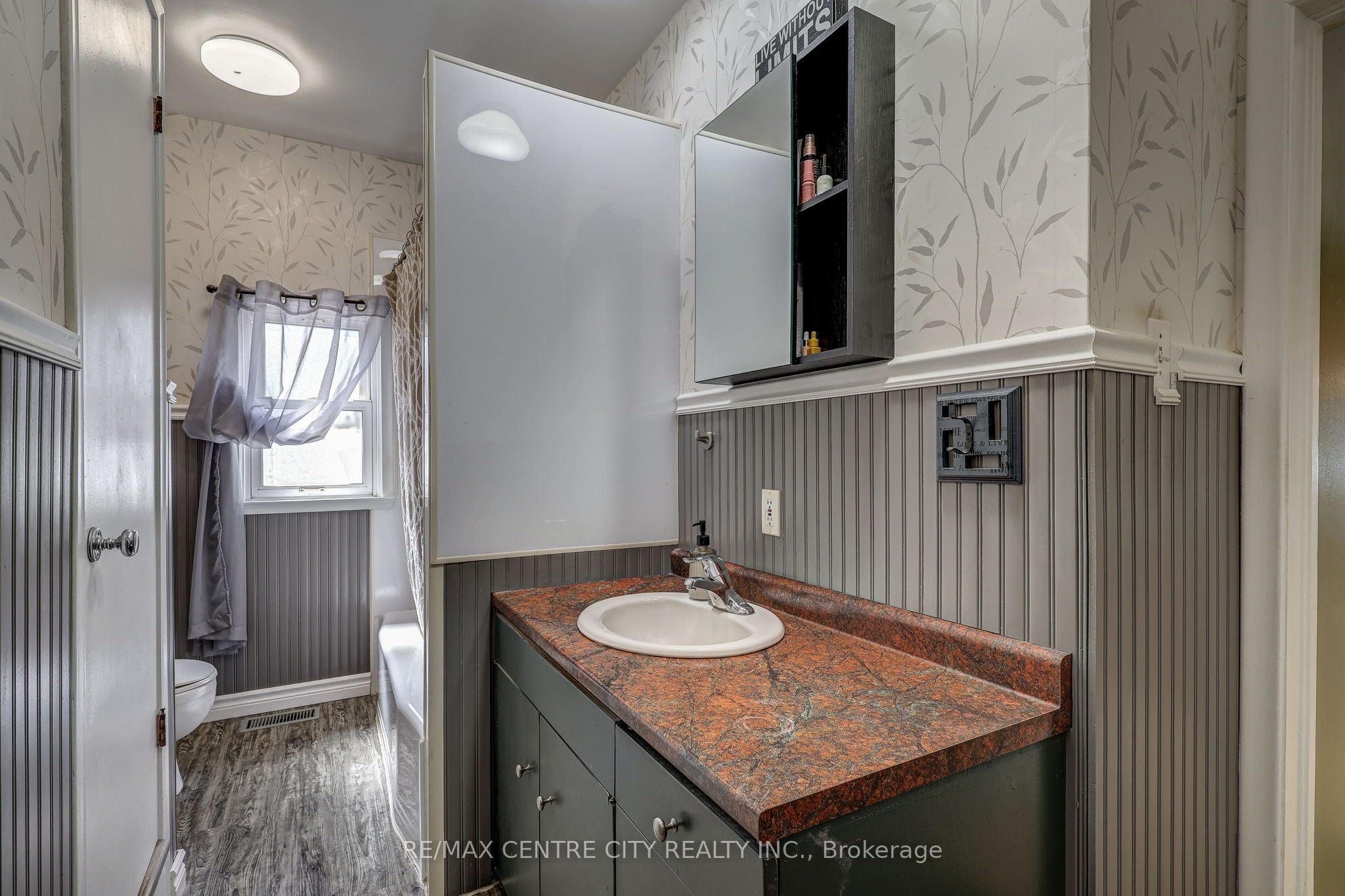 264 John Street S Property Photo 12