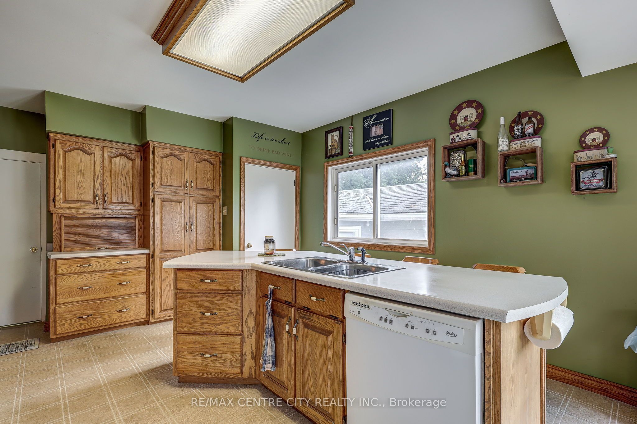 264 John Street S Property Photo 13
