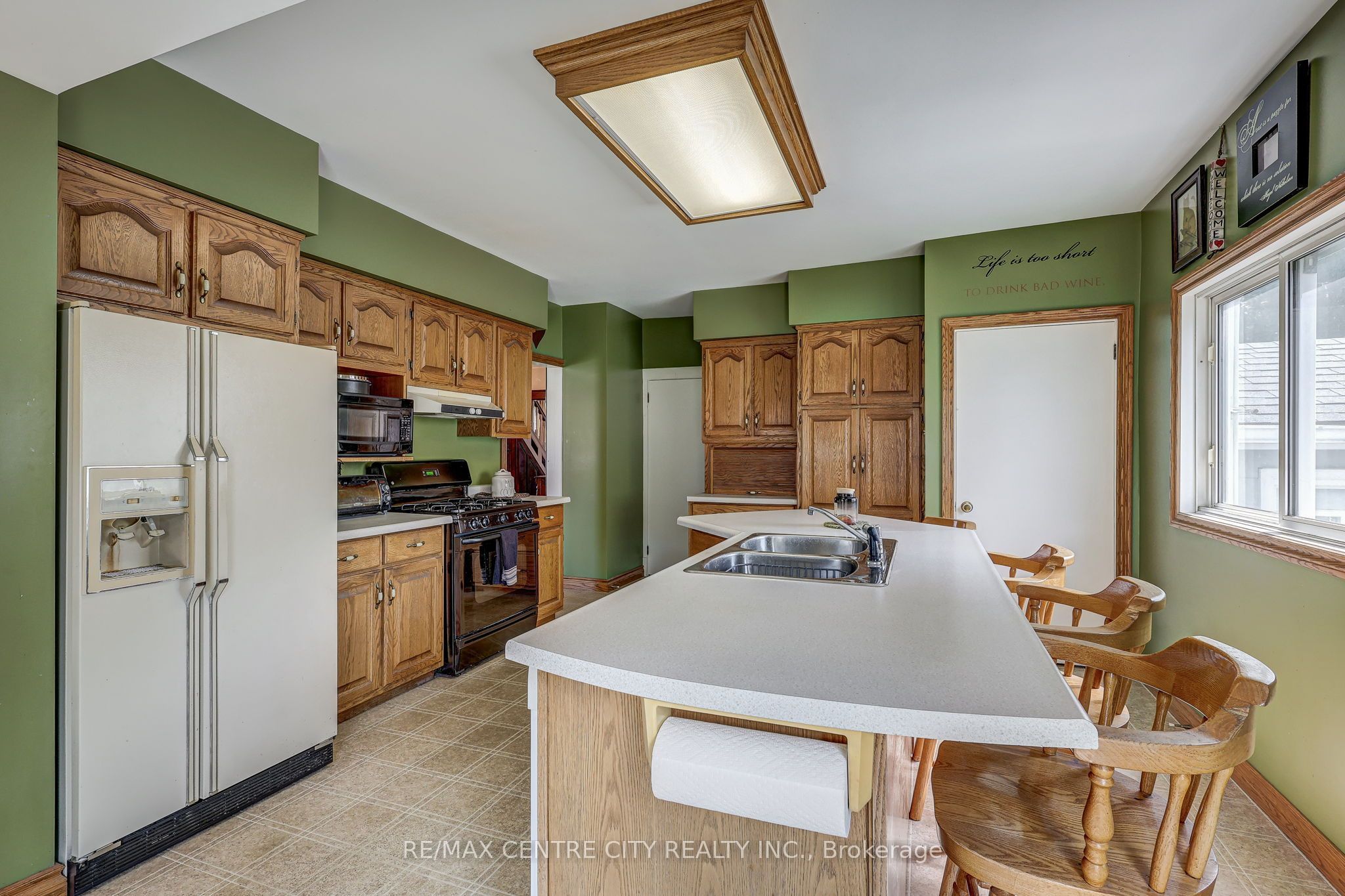 264 John Street S Property Photo 14