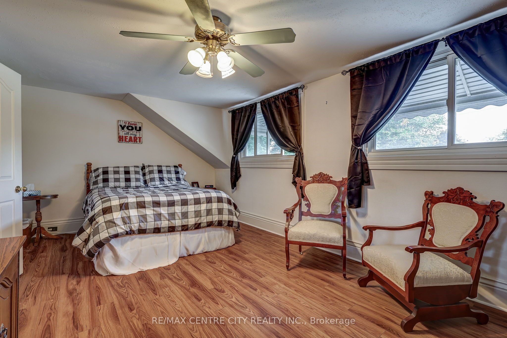 264 John Street S Property Photo 16
