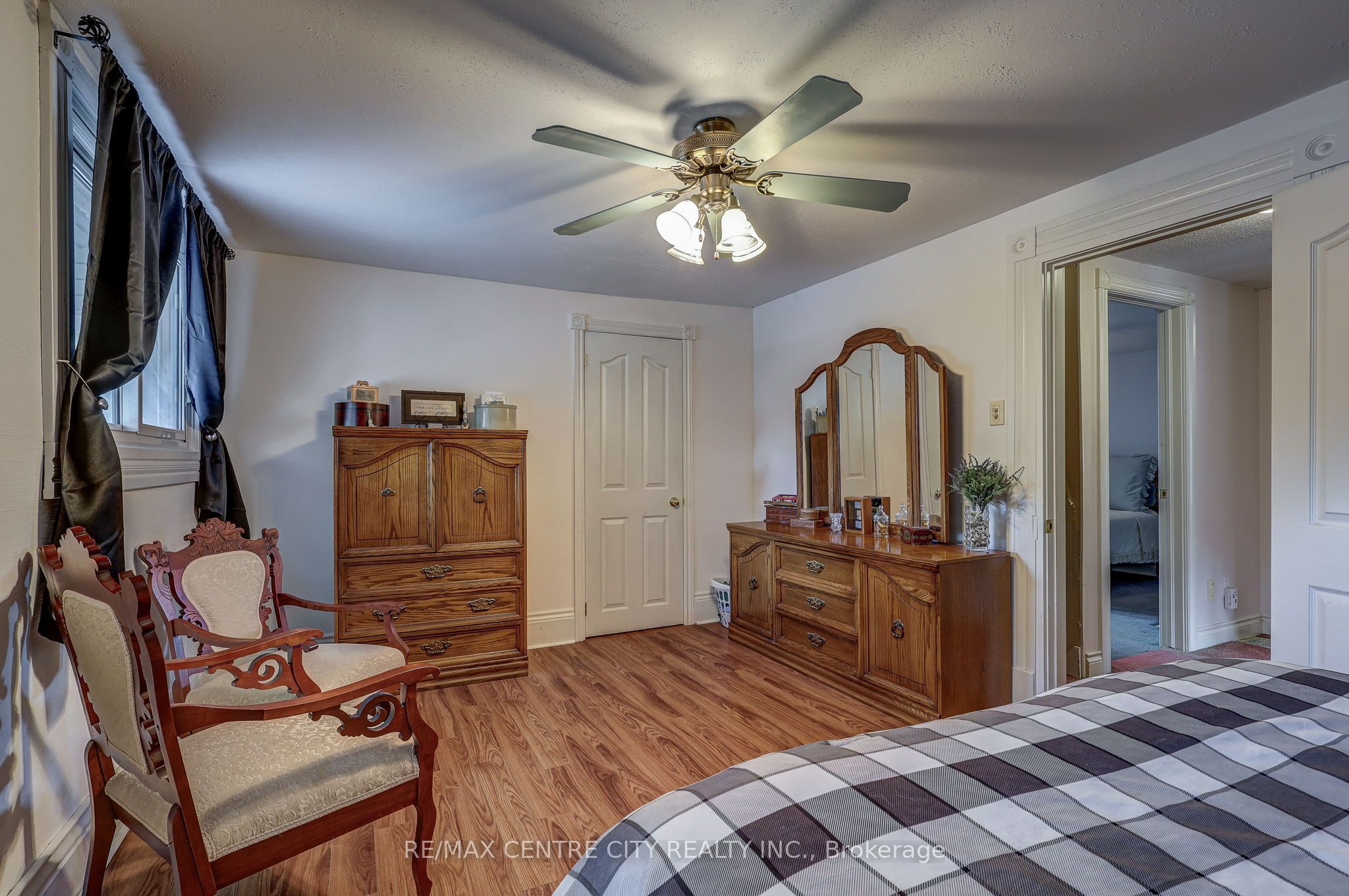 264 John Street S Property Photo 17