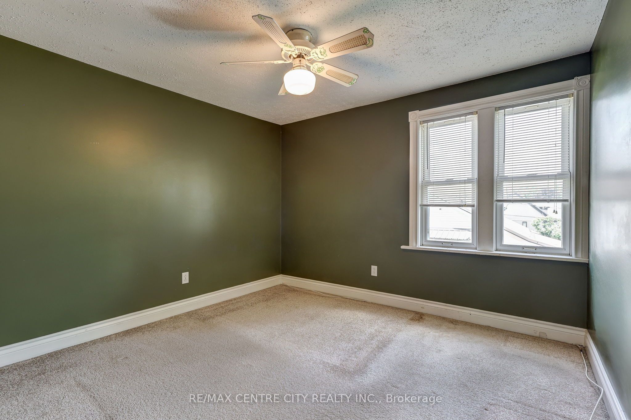 264 John Street S Property Photo 19