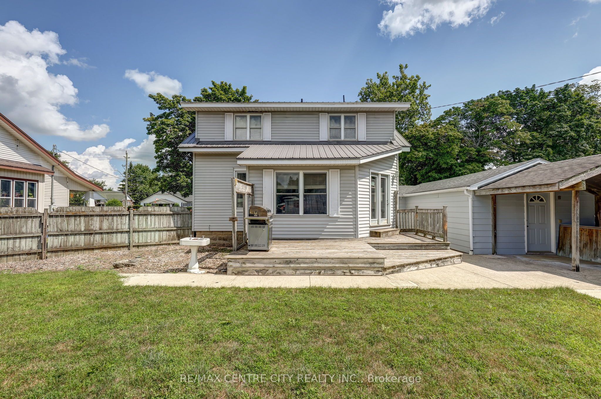 264 John Street S Property Photo 26