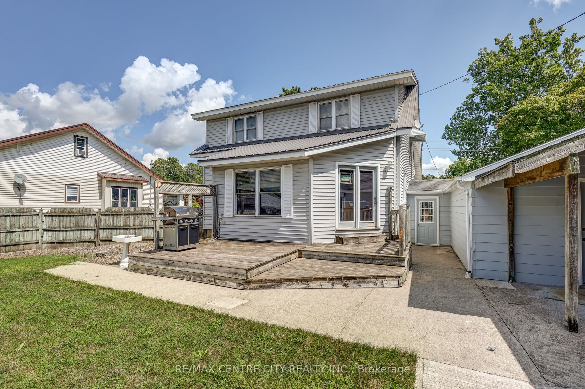 264 John Street S Property Photo 27