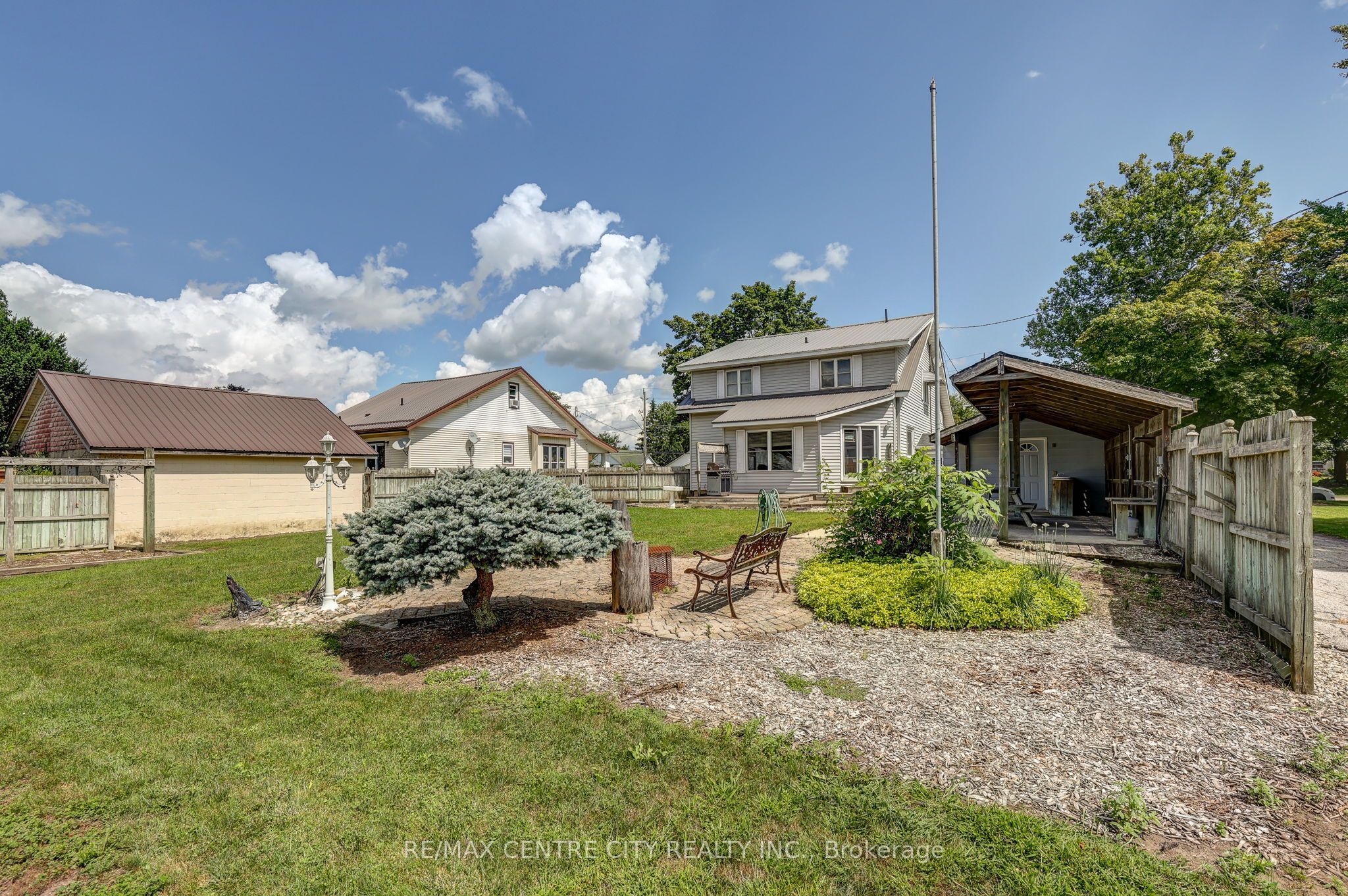 264 John Street S Property Photo 28