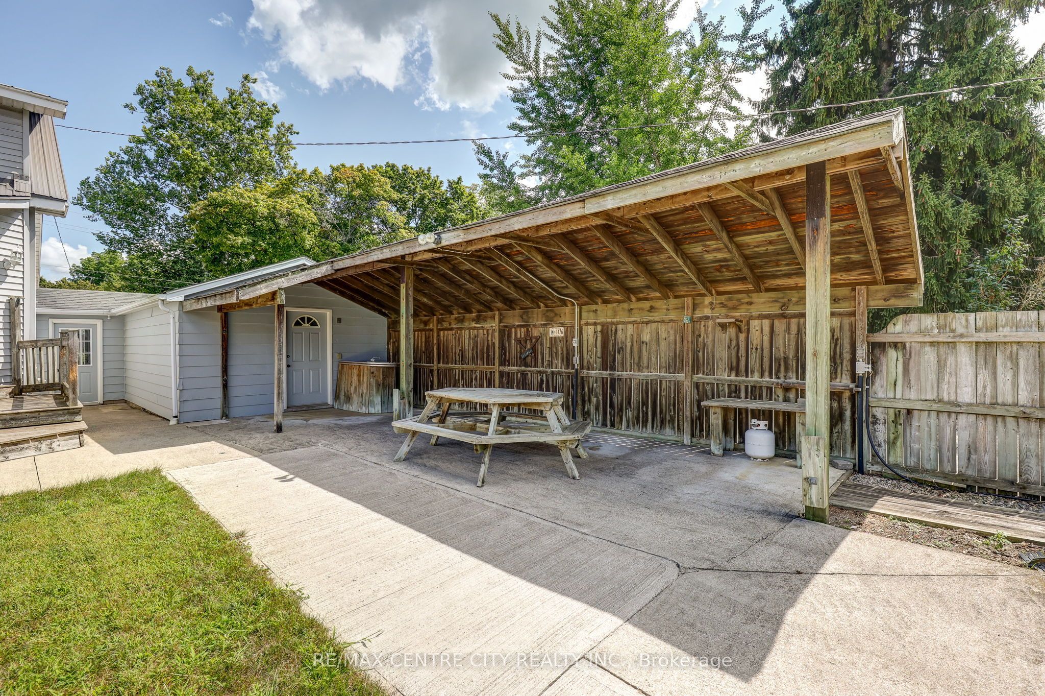 264 John Street S Property Photo 30